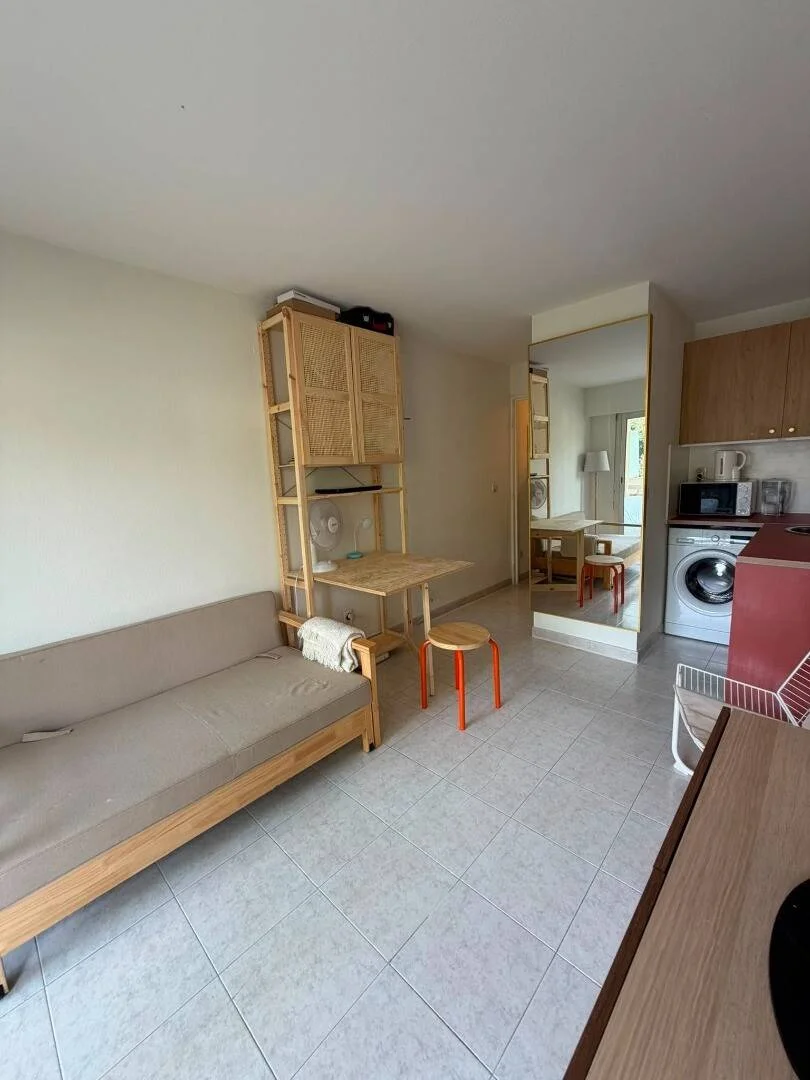 Quarto de estudante económico com localização conveniente em 