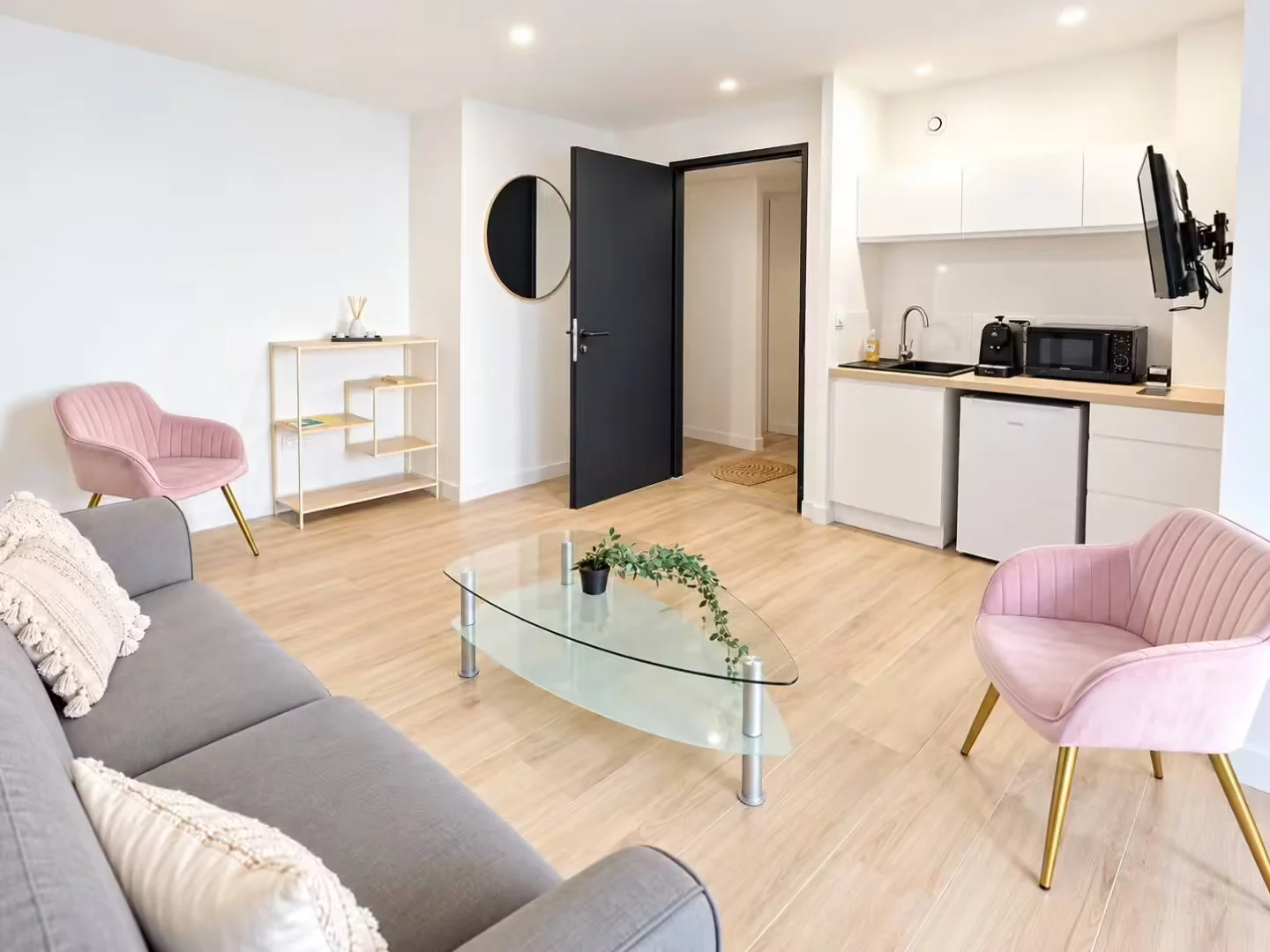 Habitación estudiantil luminosa y aireada con fácil acceso a la universidad en 