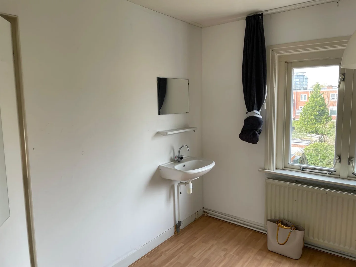 Habitación estudiantil amplia y cómoda en 