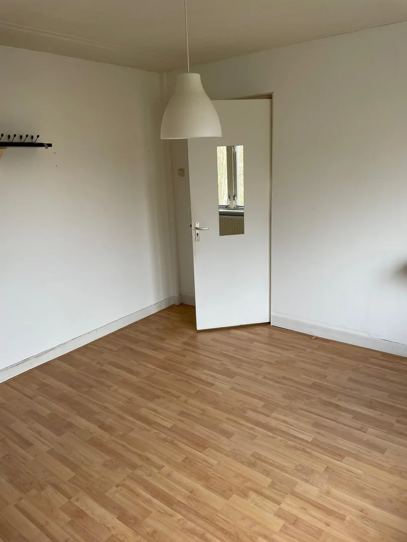 Habitación estudiantil económica cerca del campus en 