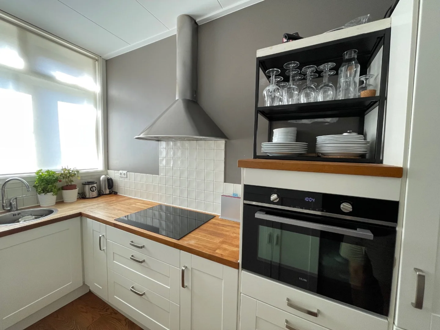 Bright and airy student room with easy university access in 