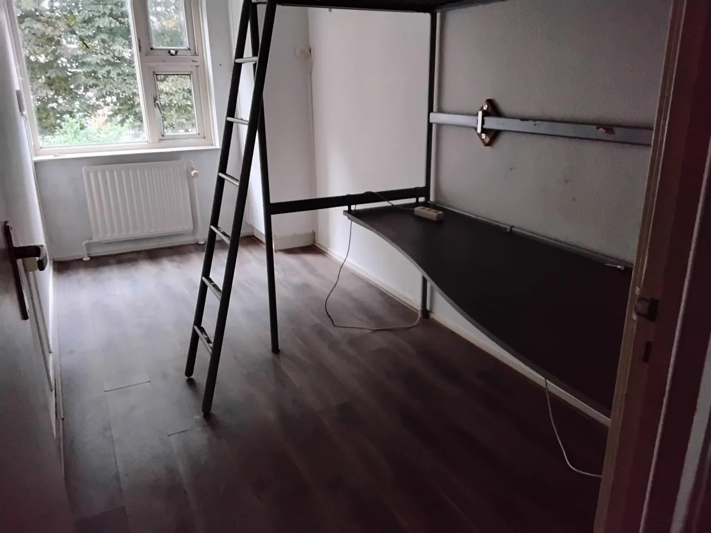 Pokój studencki w  z miejscem do nauki i wspólnymi udogodnieniami