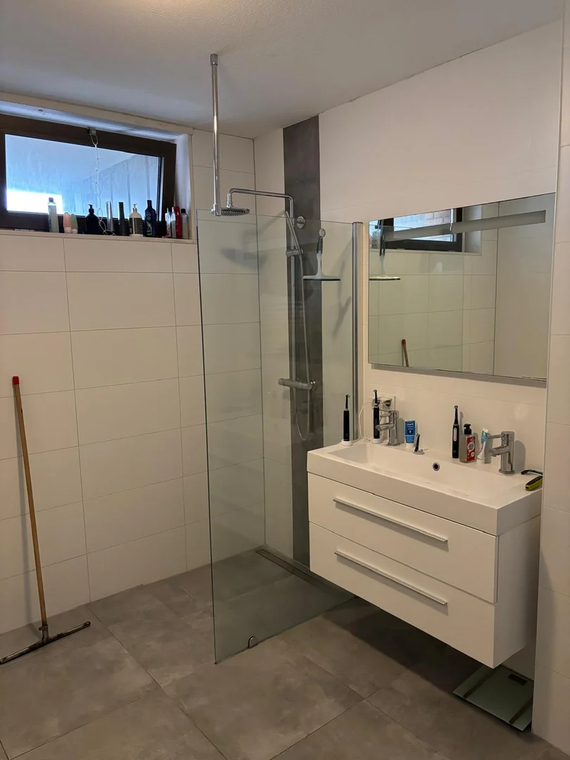 Habitación estudiantil funcional perfecta para estudiar en 