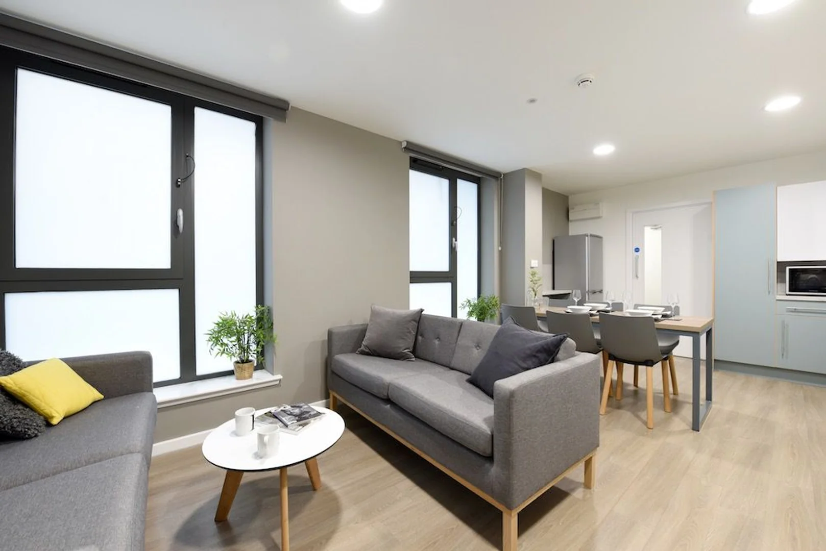 Habitación estudiantil luminosa y aireada con fácil acceso a la universidad en 