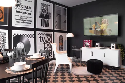 Studio in residence at Warwick Road 23, image 12 of 18