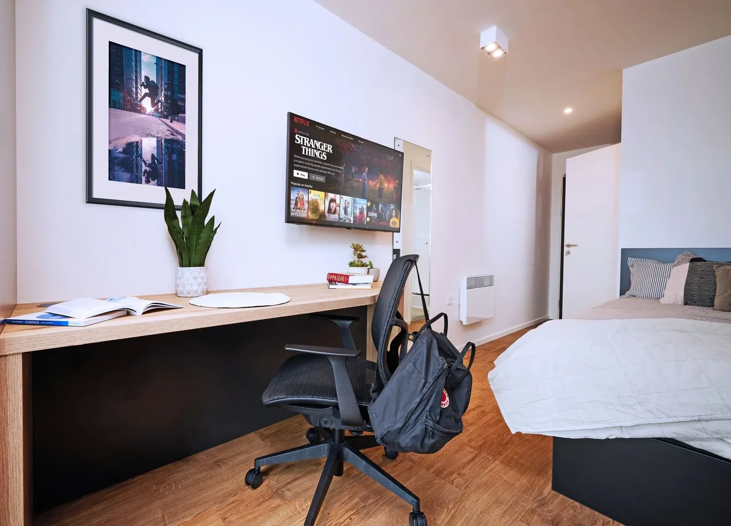 Chic studio apartment near campus in 