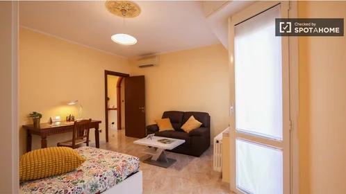 Chambre privée à Via Sant'Abbondio, image 10 de 19
