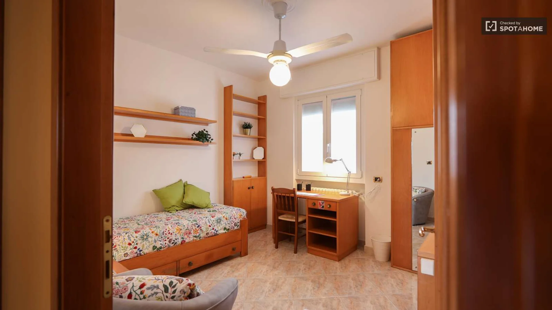 Chambre d'étudiant fonctionnelle parfaite pour étudier dans 