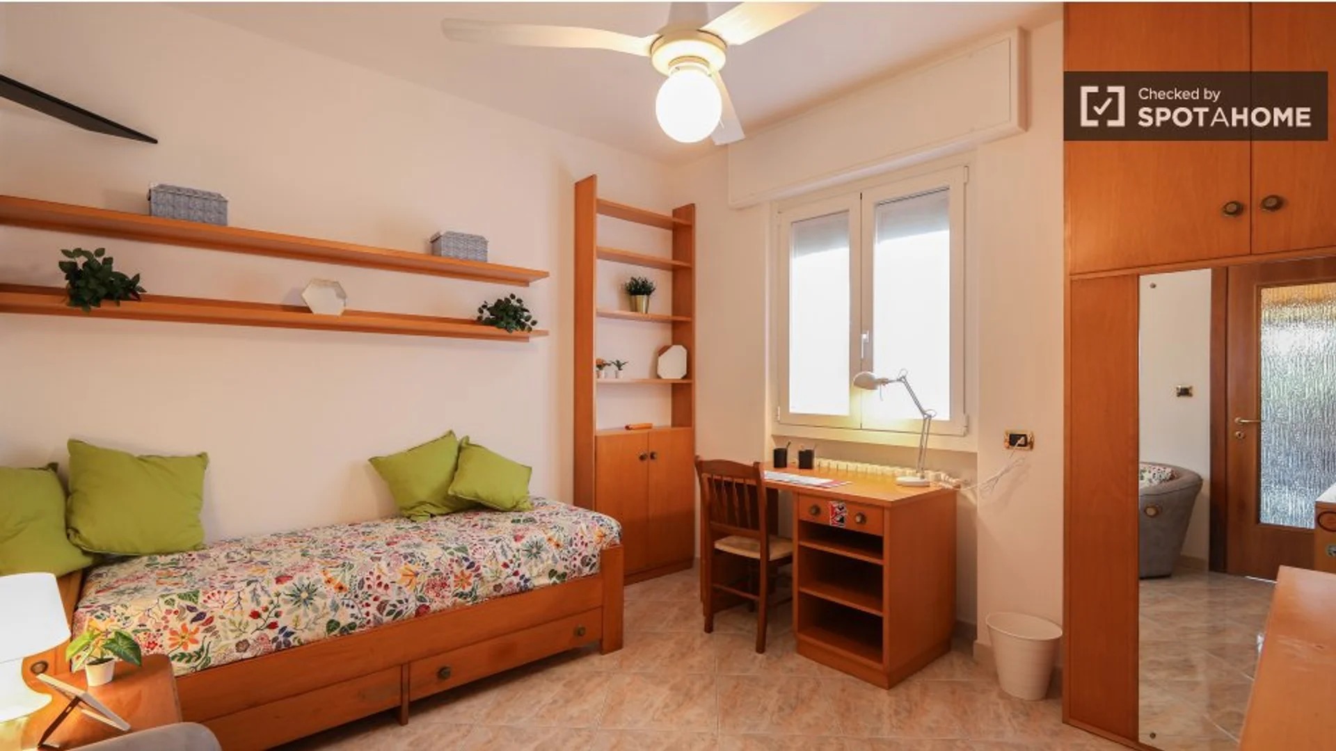 Chambre d'étudiant lumineuse et aérée avec accès facile à l'université dans 
