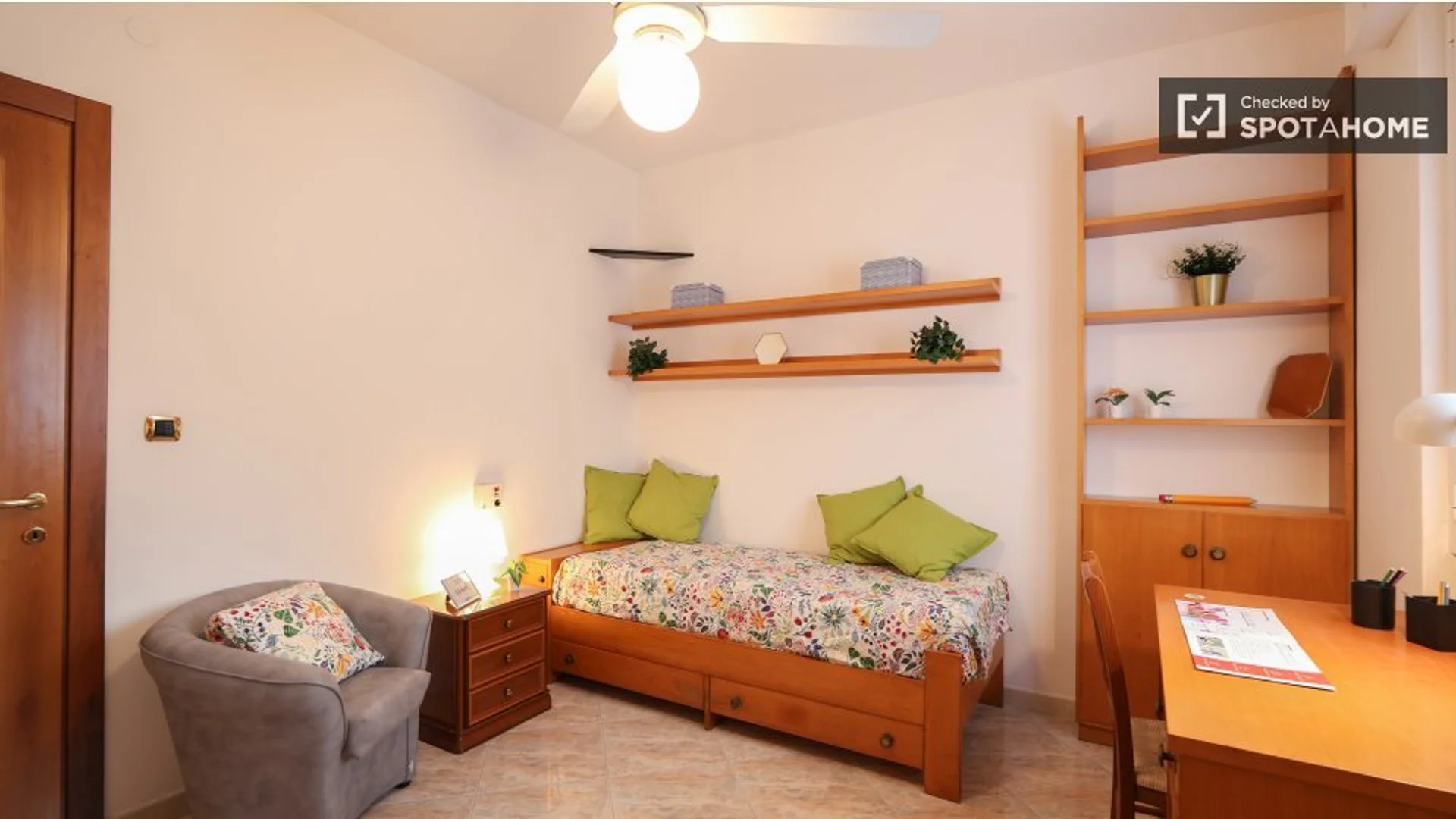 Chambre conviviale pour les étudiants dans  avec des équipements modernes