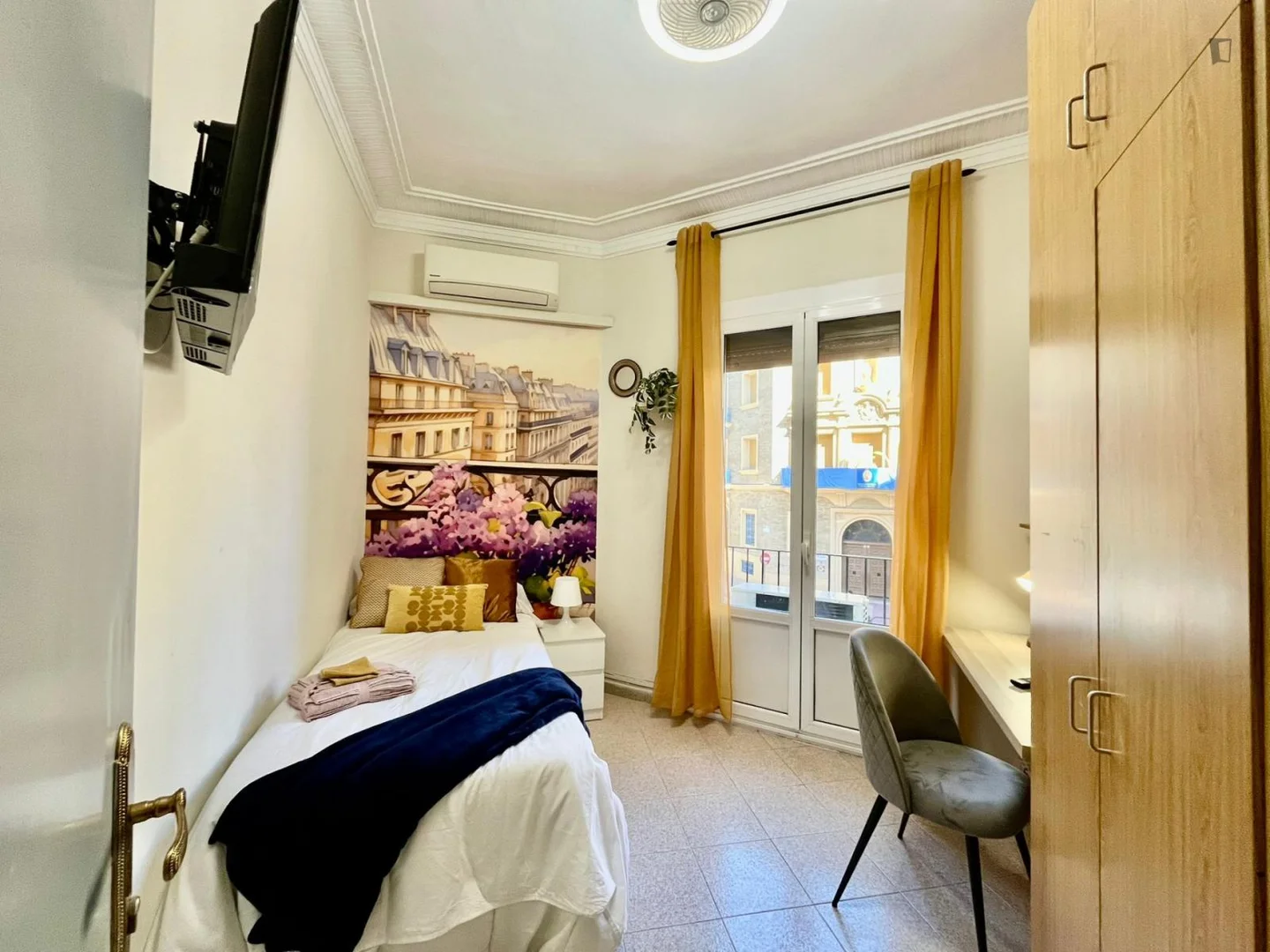 Quarto de estudante em  com área de estudo e instalações partilhadas