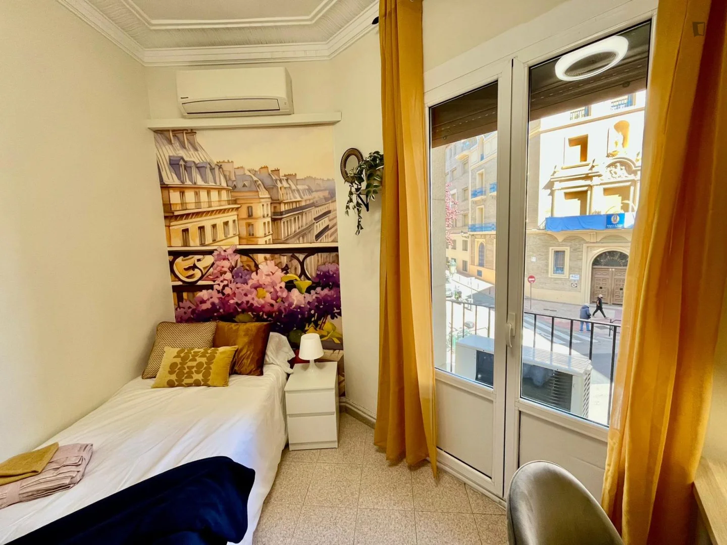 Quarto de estudante confortável e espaçoso em 