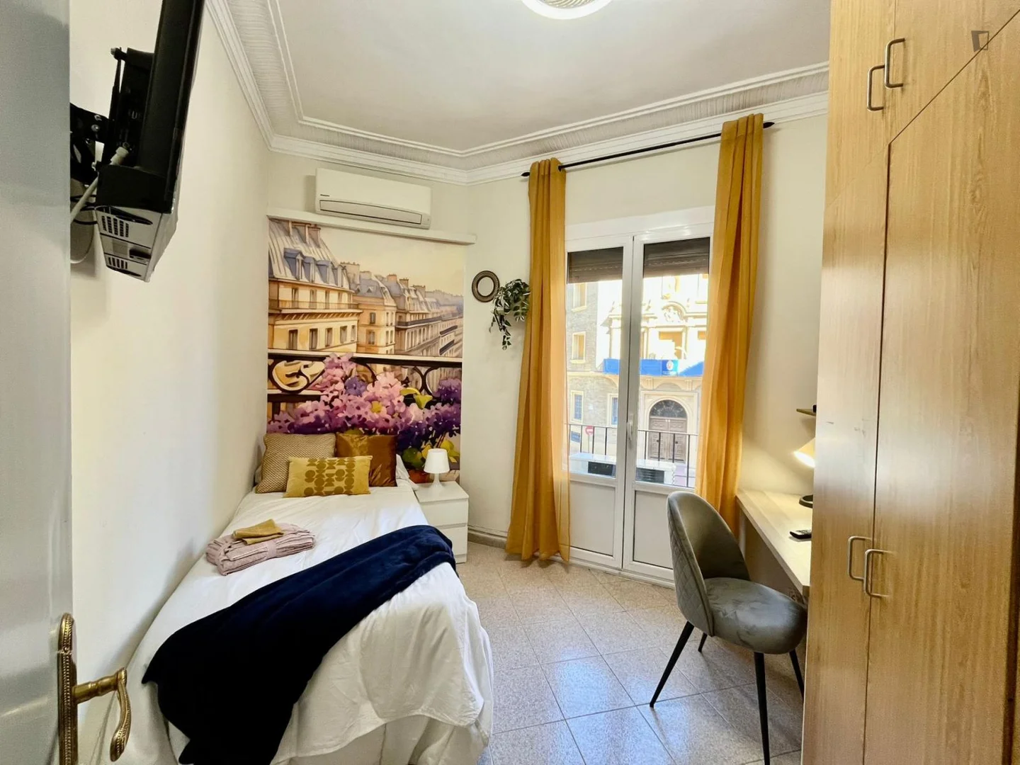 Quarto acessível para estudantes com iluminação ampla em 