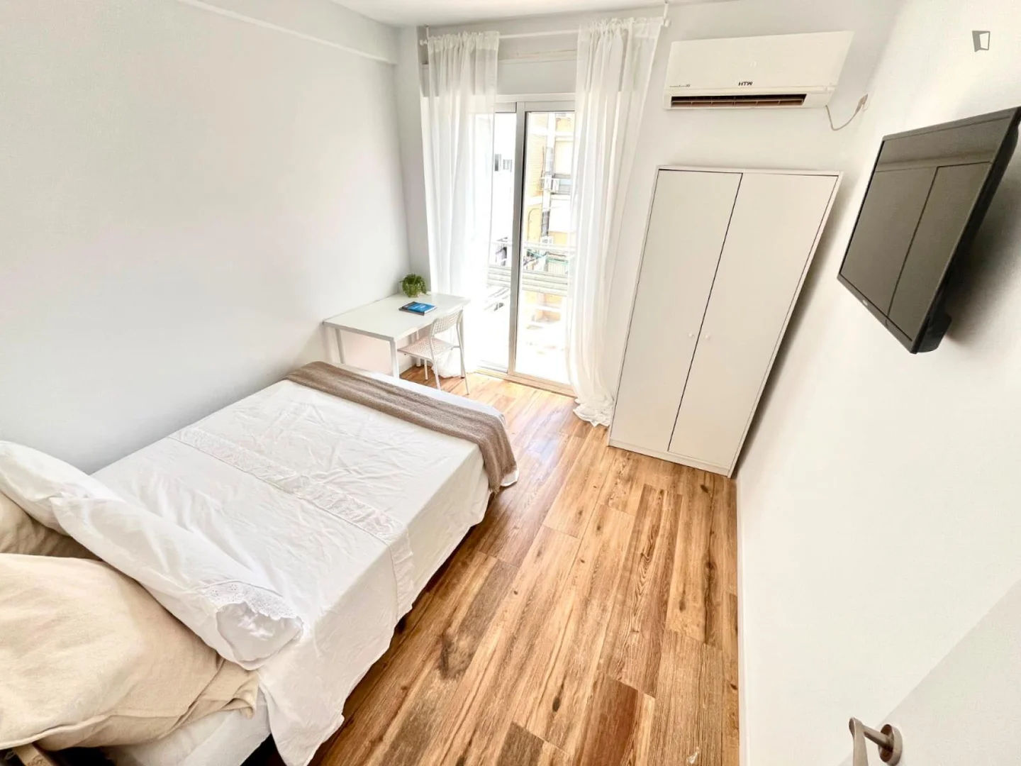 Quarto de estudante confortável e espaçoso em 