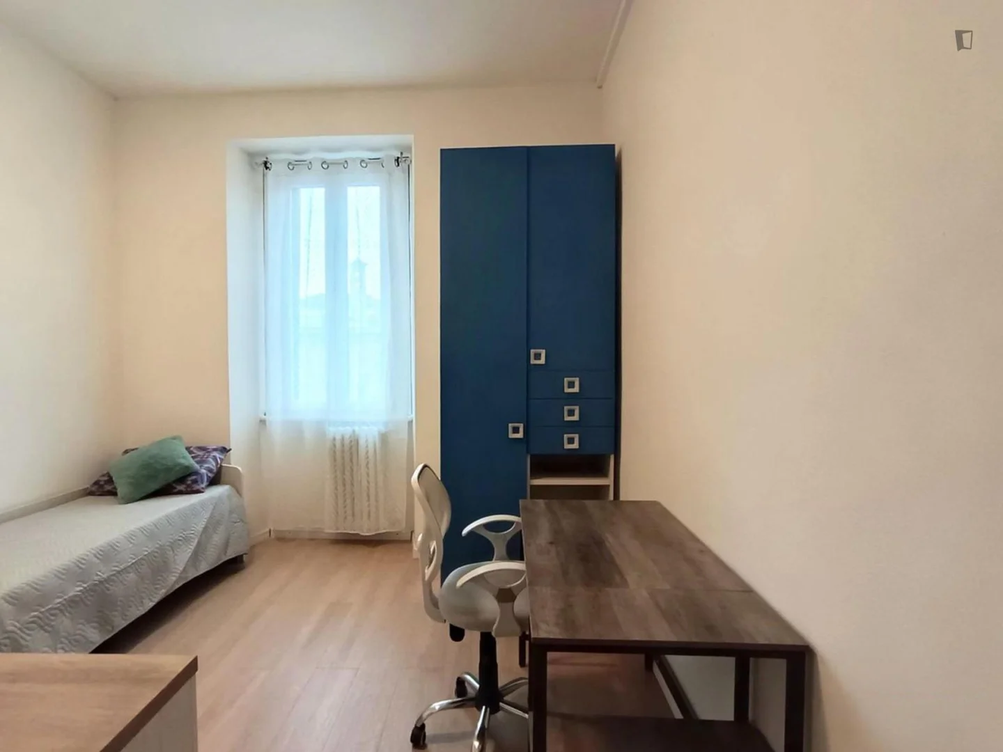 Quarto de estudante confortável e espaçoso em