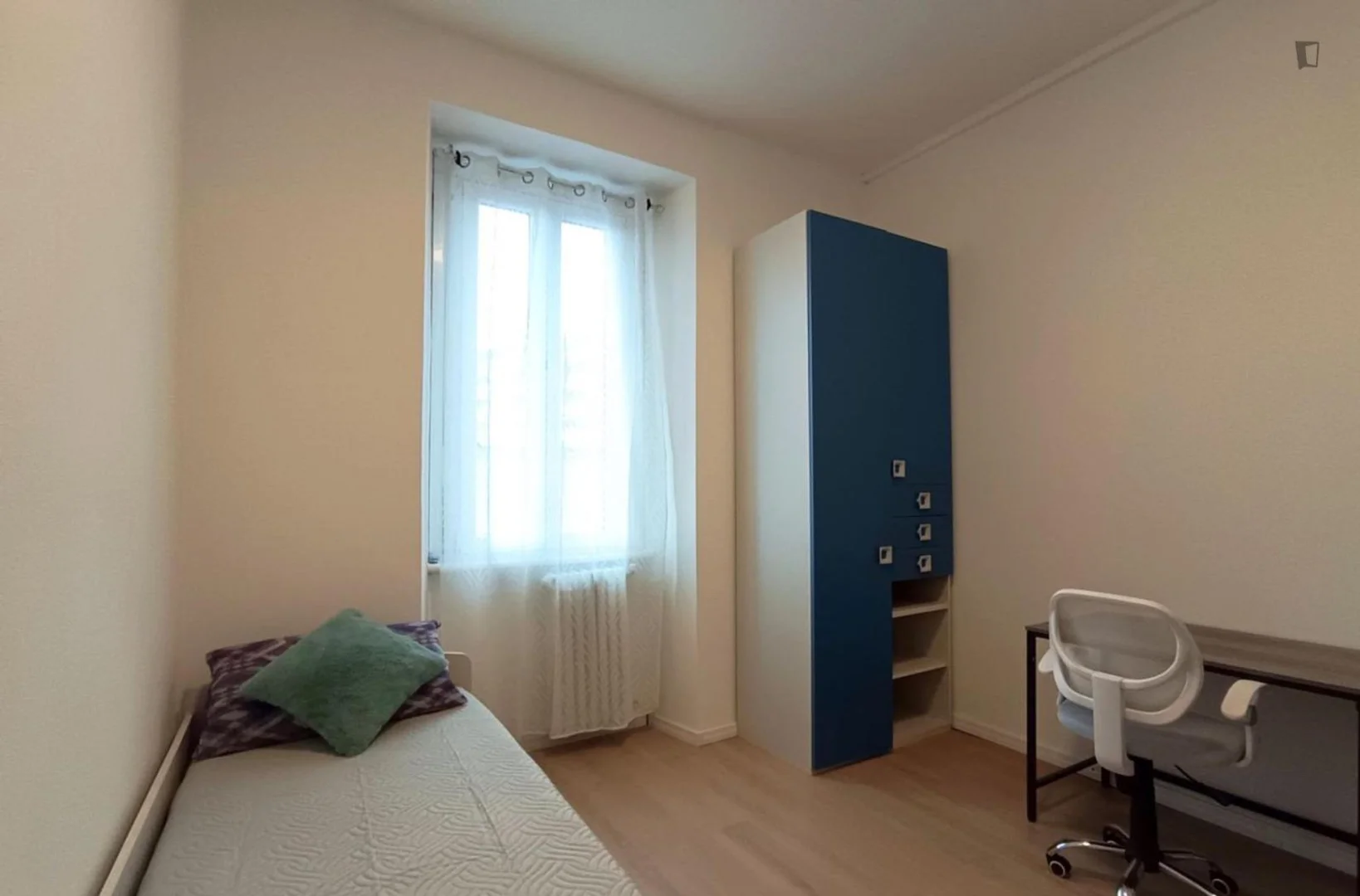 Quarto de estudante económico com localização conveniente em