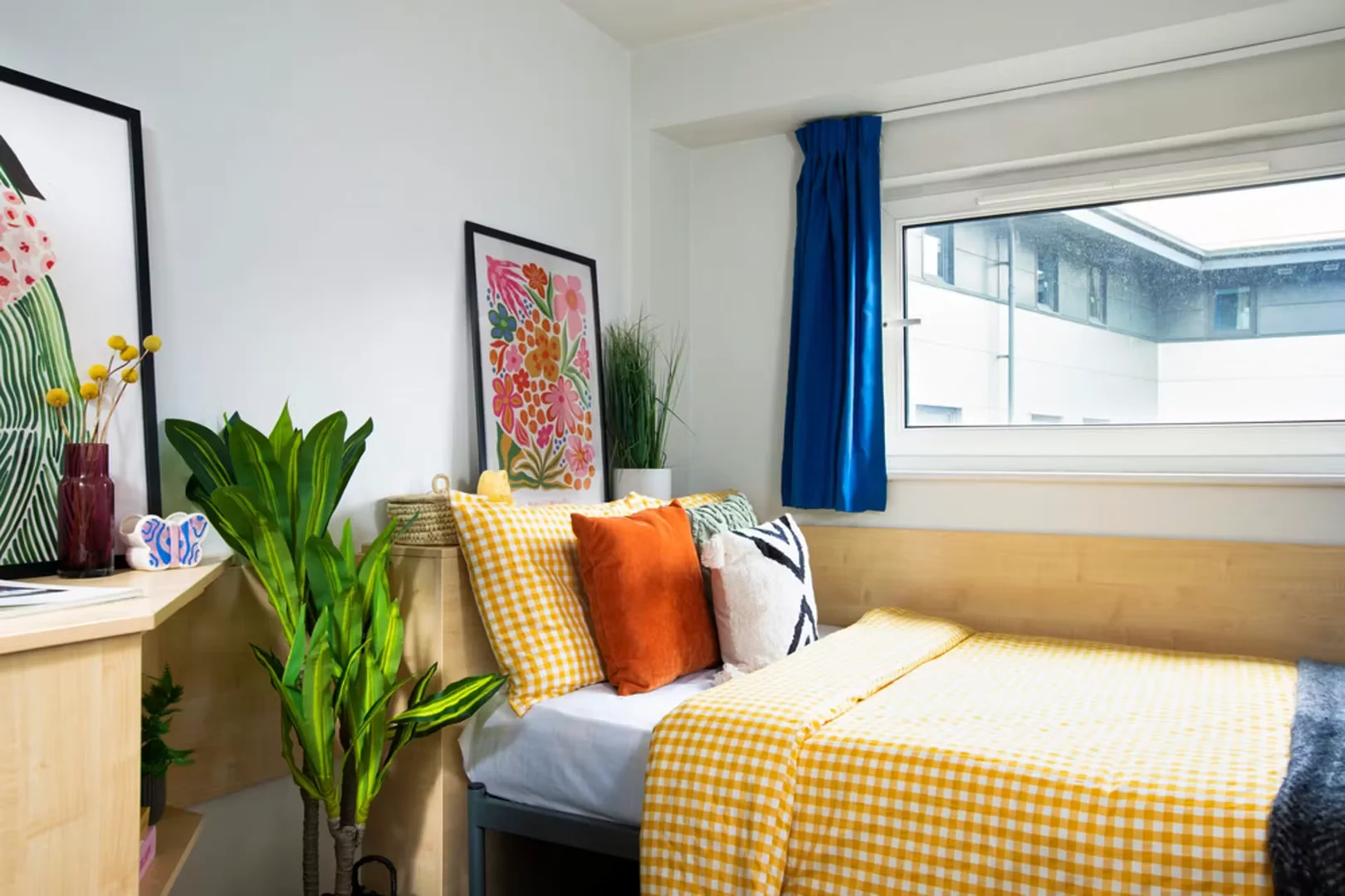 Habitación estudiantil funcional perfecta para estudiar en 