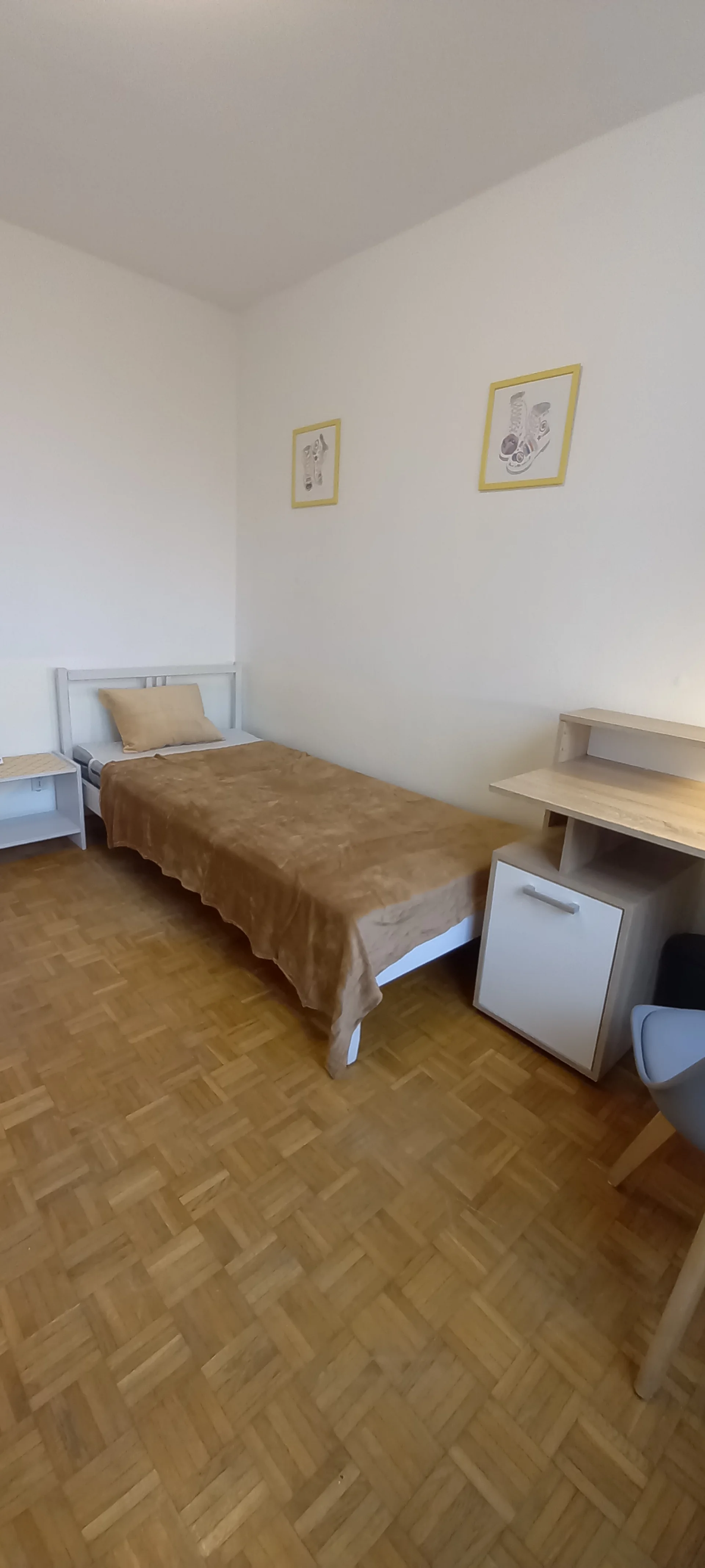 Chambre conviviale pour les étudiants dans avec des équipements modernes