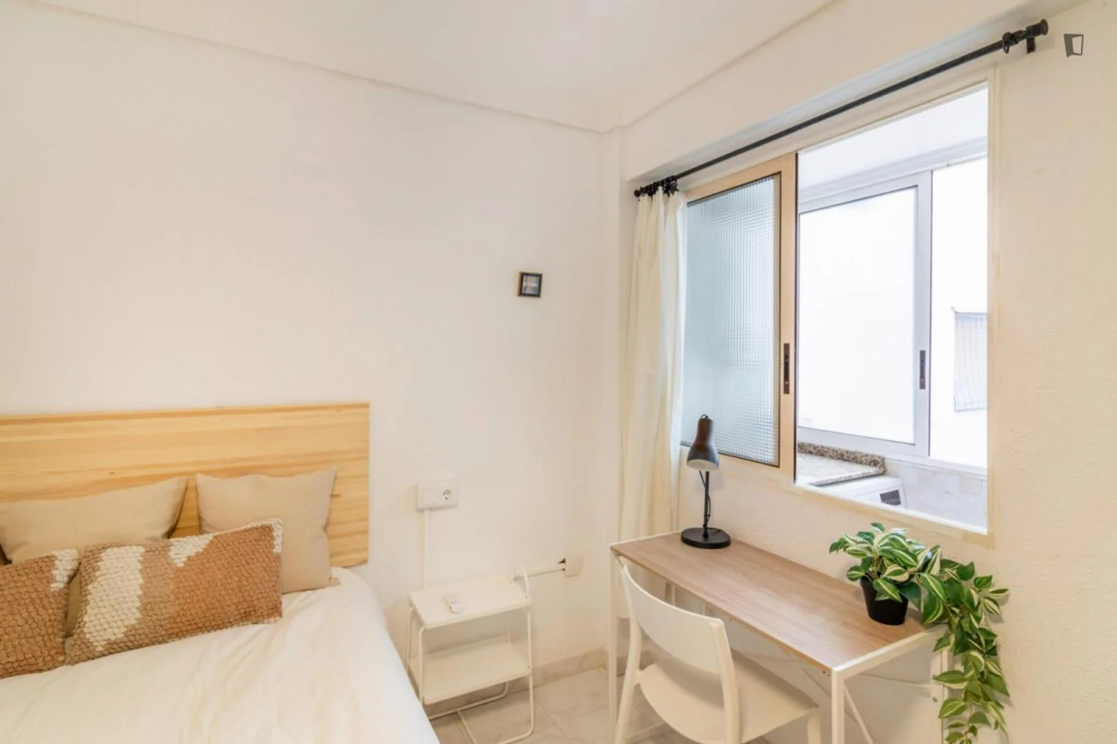 Quarto de estudante económico com localização conveniente em 