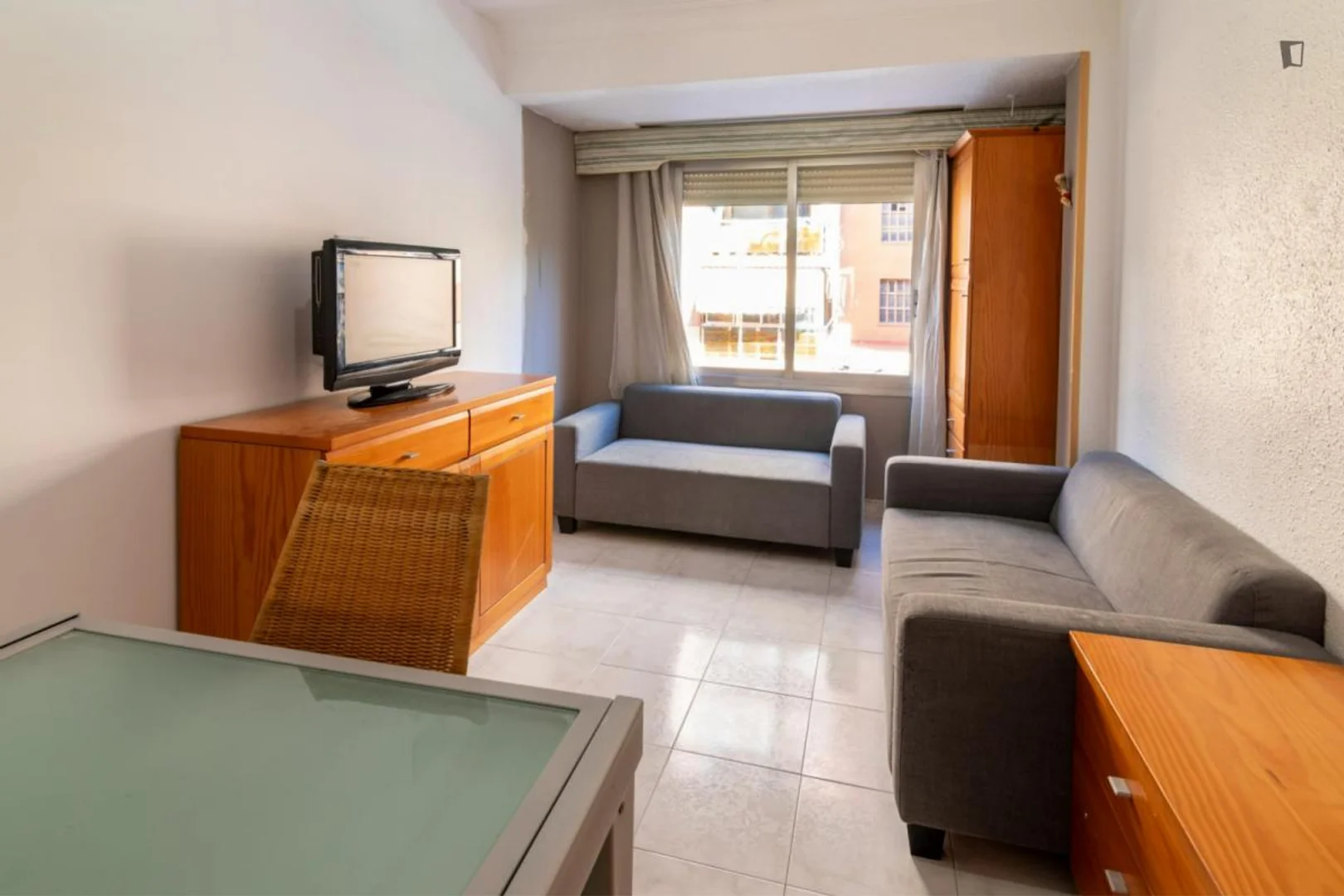 Quarto acessível para estudantes com iluminação ampla em 
