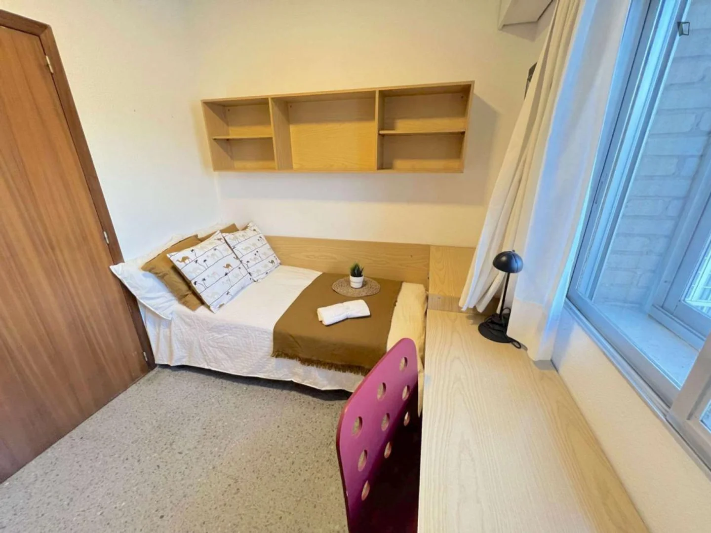 Quarto para alugar em apartamento de estudantes em , totalmente mobilado