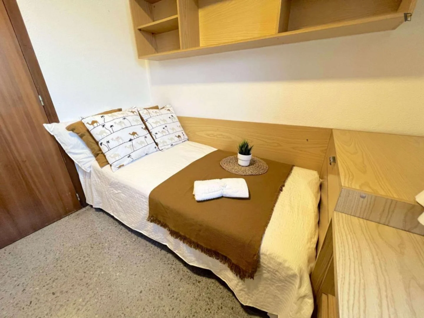 Quarto de estudante confortável e espaçoso em 