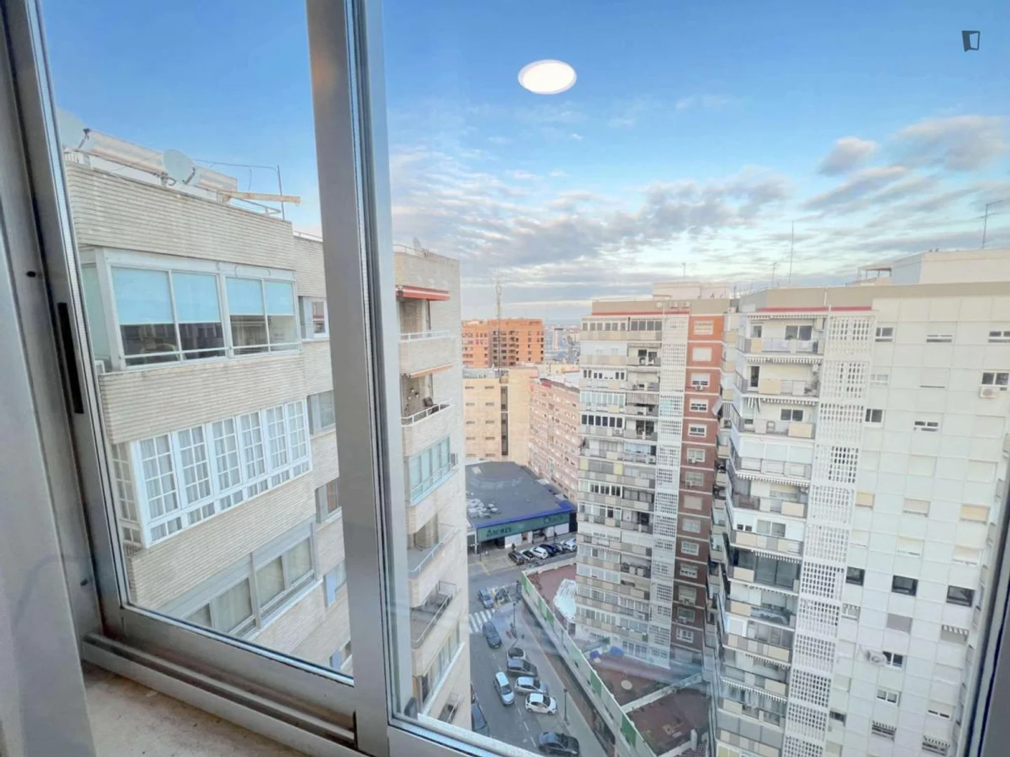 Quarto de estudante luminoso e arejado com acesso fácil à universidade em 