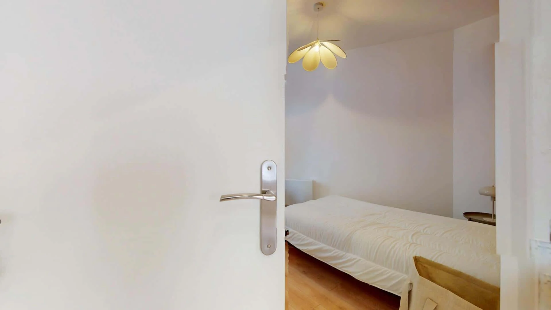Student-friendly room in  with modern amenities