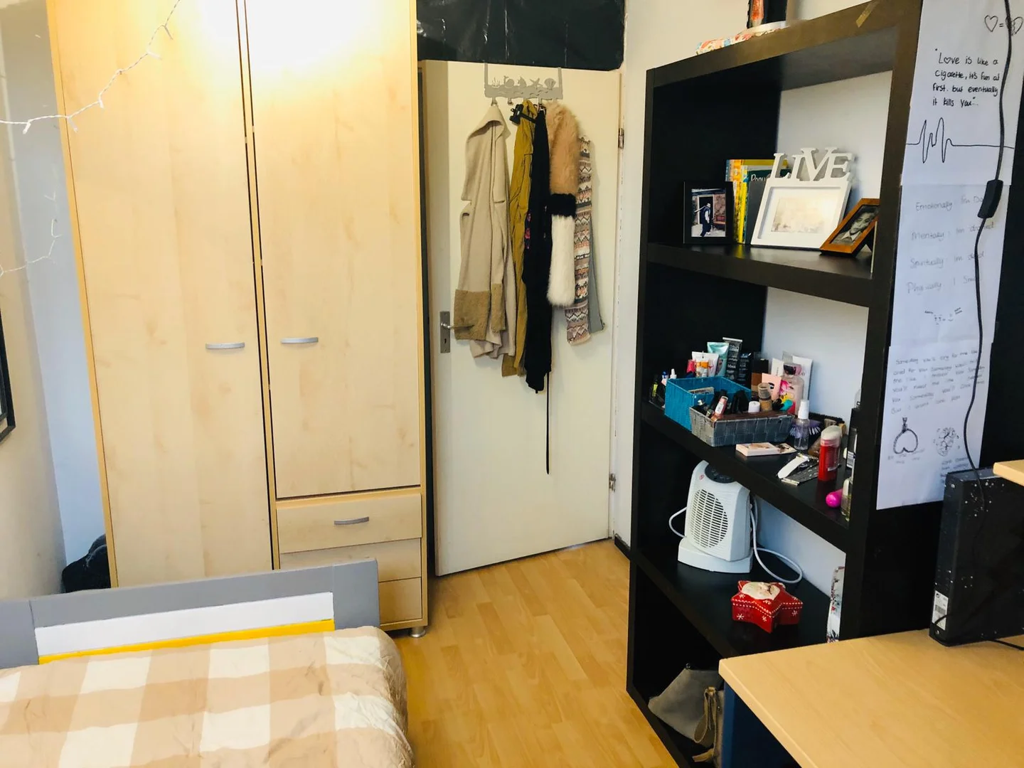 Camera per studenti in con area studio e servizi in comune