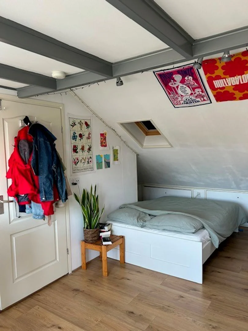 Quarto de estudante em  com área de estudo e instalações partilhadas