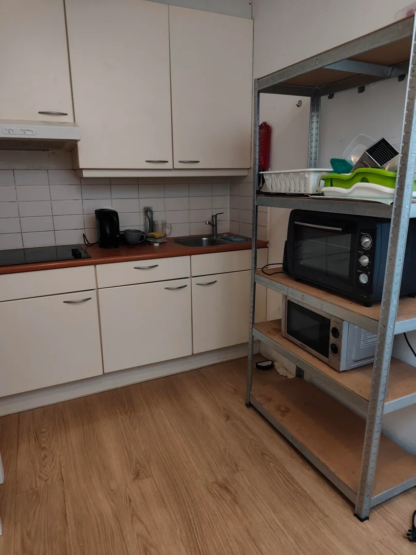 Quarto de estudante económico perto do campus em 