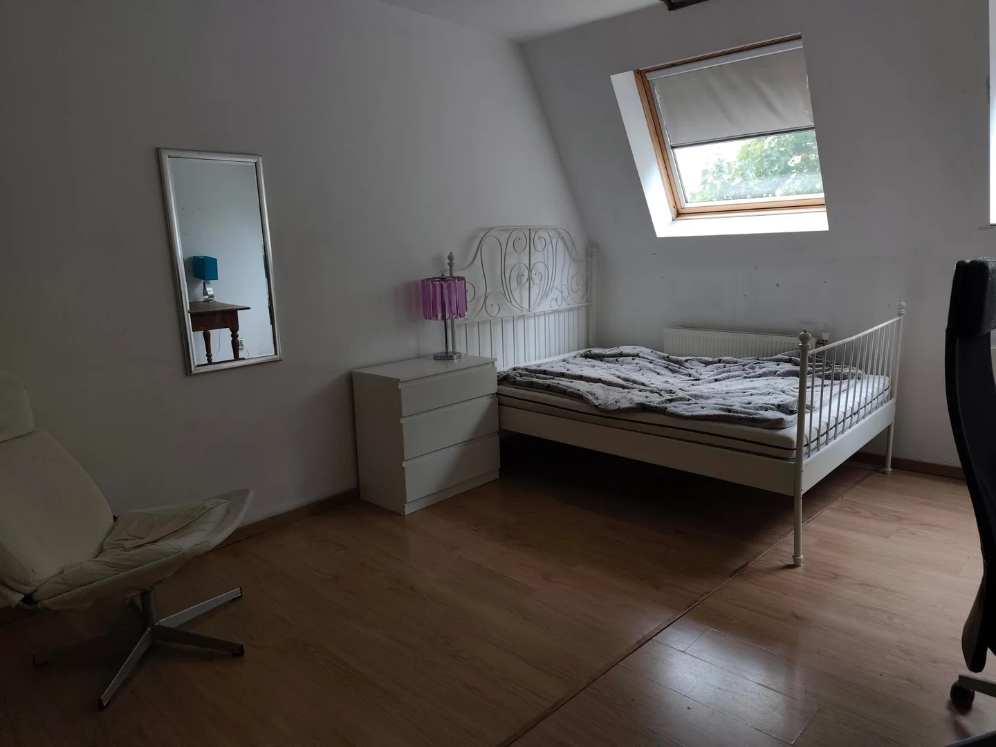 Quarto de estudante confortável e espaçoso em 