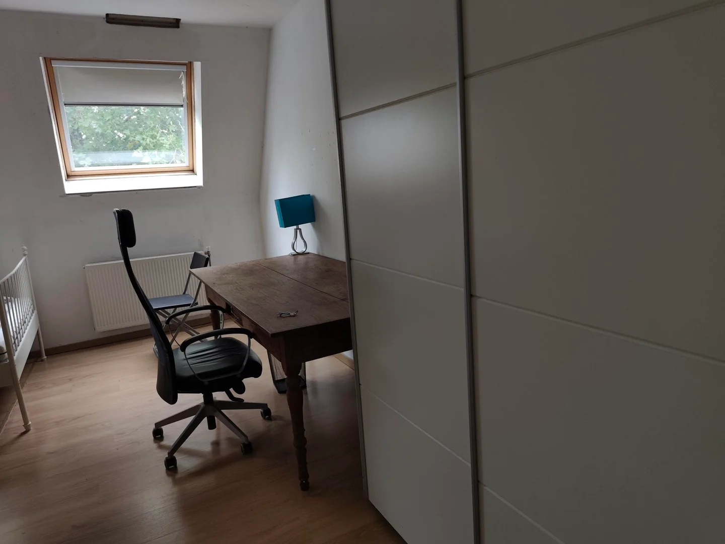 Quarto de estudante em  com área de estudo e instalações partilhadas