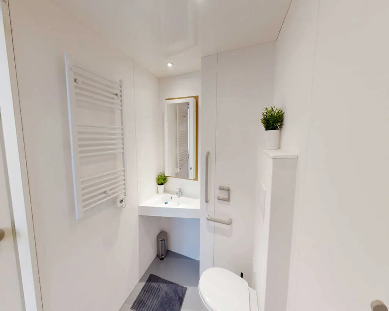 Habitación asequible para estudiantes con buena iluminación en