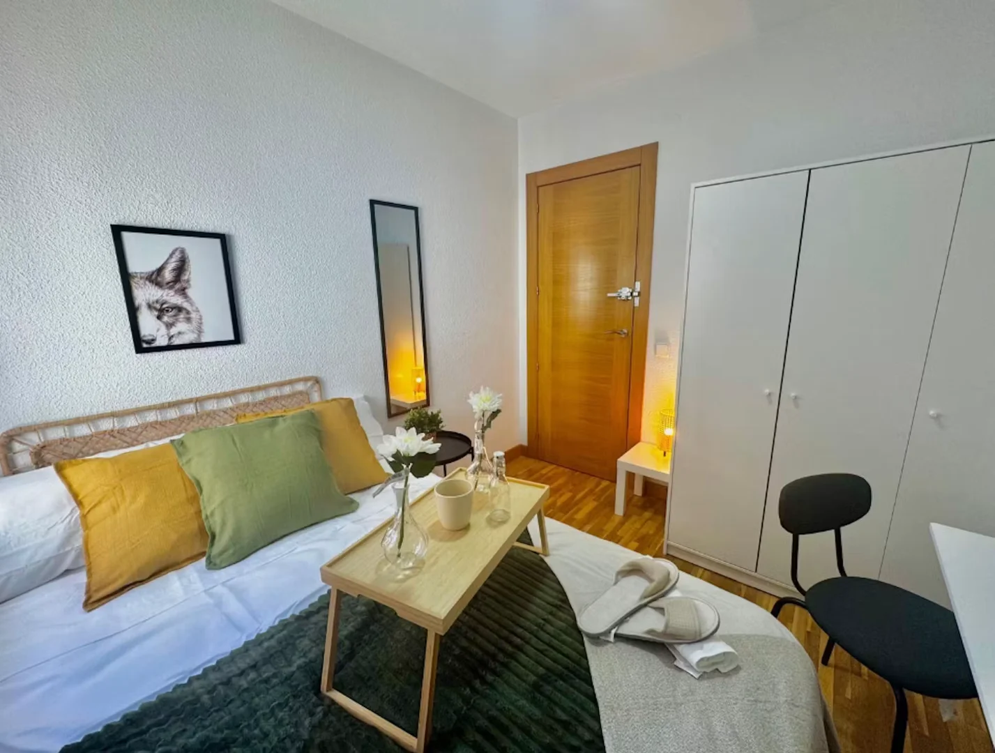 Habitación estudiantil luminosa y aireada con fácil acceso a la universidad en 