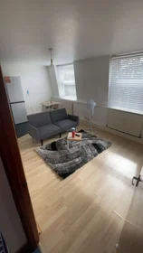 Apartamento moderno e brilhante em {area}