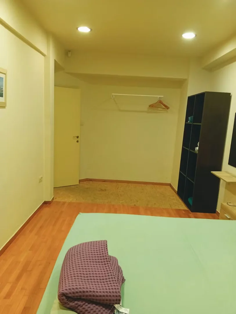 Habitación estudiantil funcional perfecta para estudiar en 