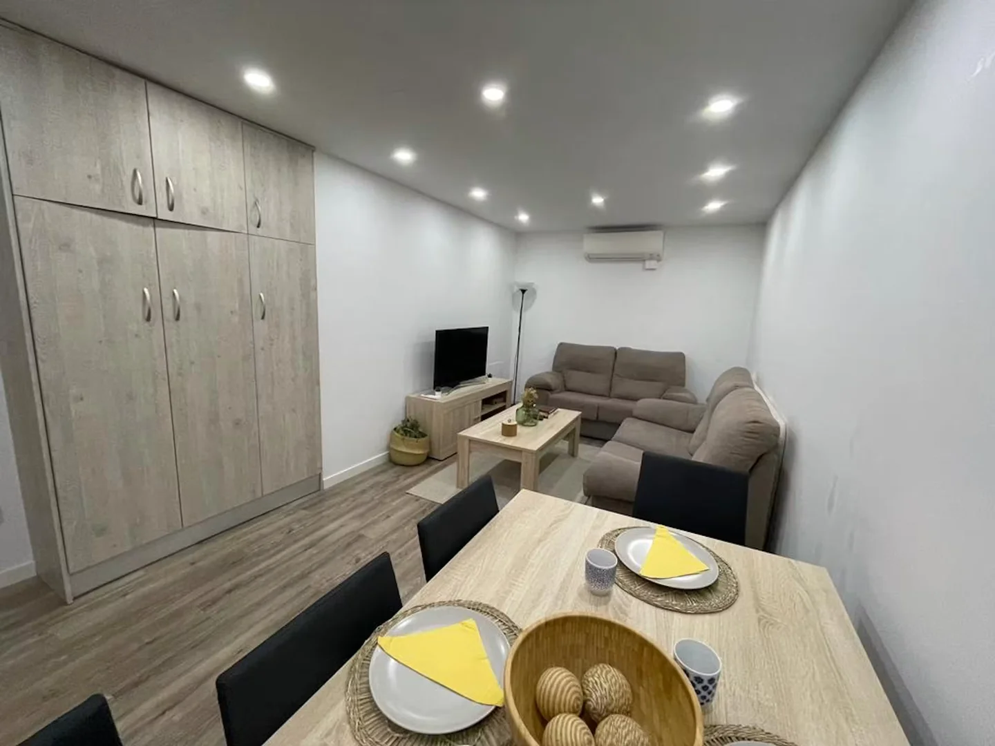 Habitación estudiantil funcional perfecta para estudiar en 