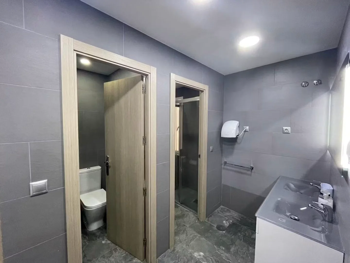 Habitación estudiantil amplia y cómoda en 
