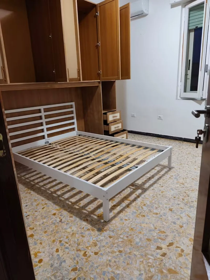 Stanza per studenti luminosa e ariosa con facile accesso all'università a 