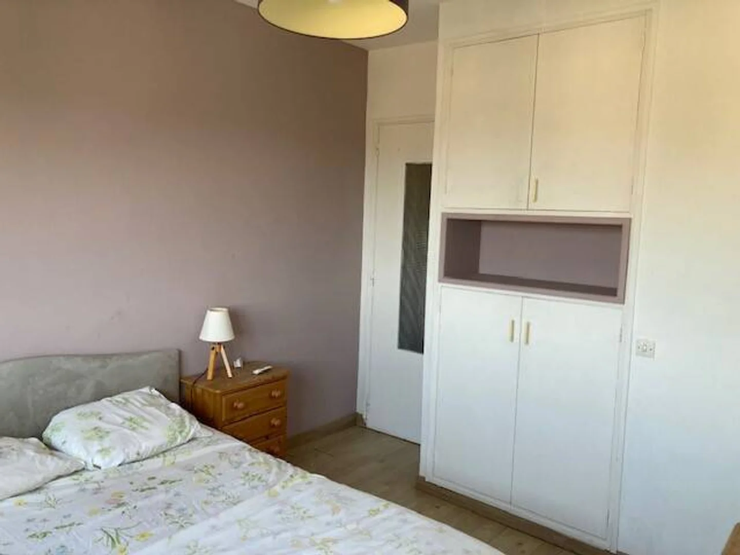 Chambre d'étudiant à  avec espace d'étude et installations communes