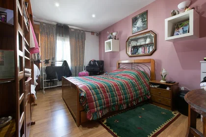 Private room at Rua do Cerco do Porto, image 1 of 10