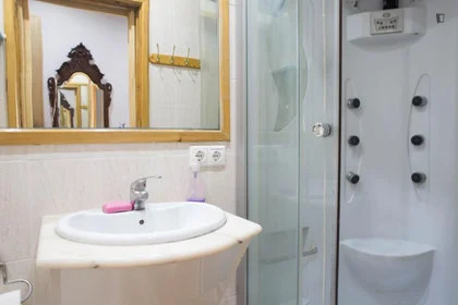 Private room at Rua do Cerco do Porto, image 13 of 13