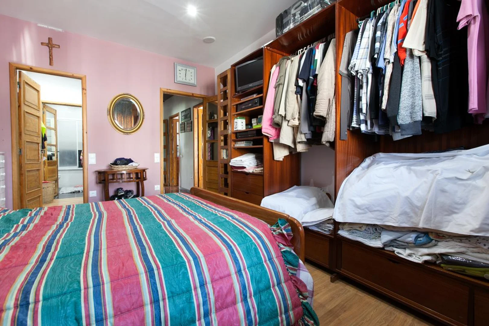 Functional student room perfect for studying in 