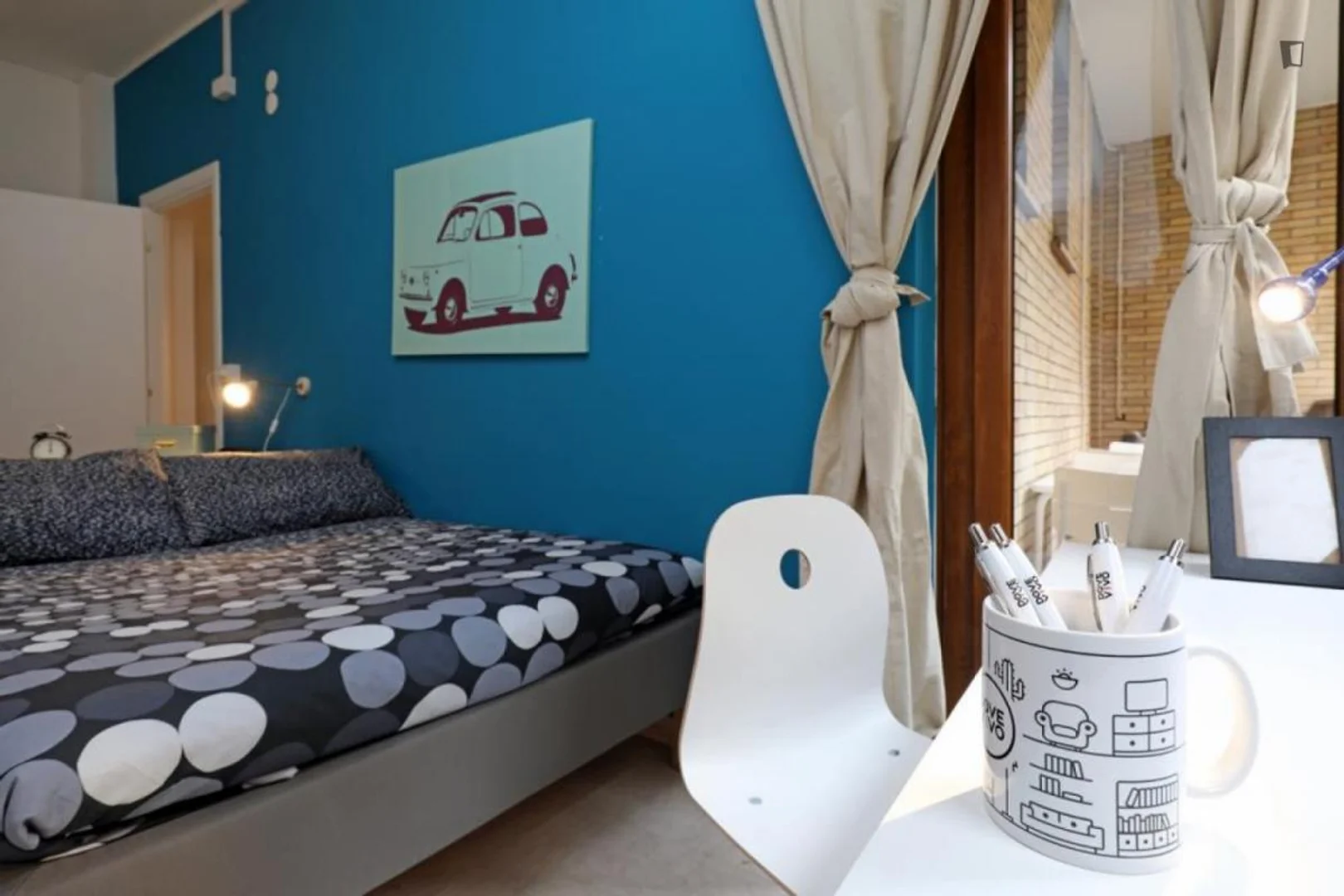 Comfortable and spacious student room in 