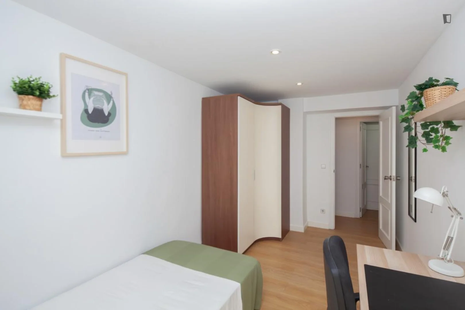 Habitación estudiantil amplia y cómoda en 