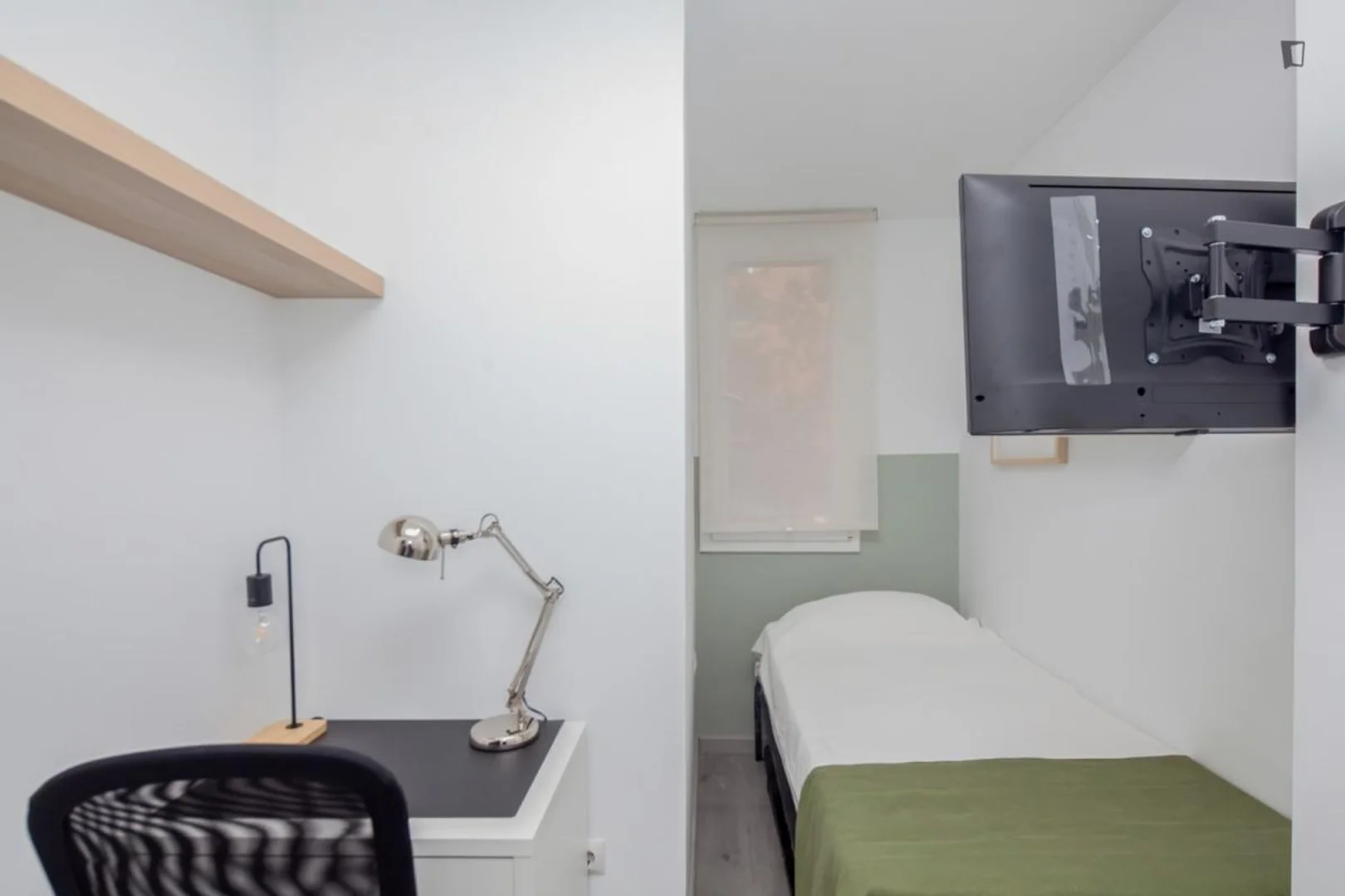 Quarto de estudante luminoso e arejado com acesso fácil à universidade em 