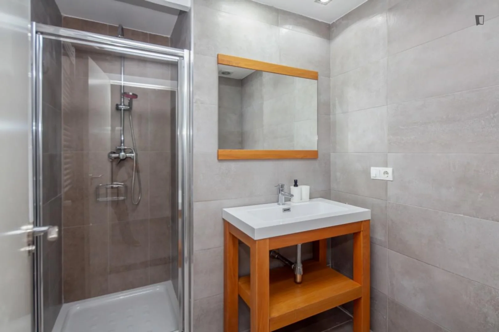 Quarto de estudante em  com área de estudo e instalações partilhadas