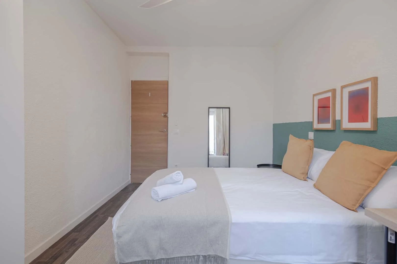Habitación estudiantil amplia y cómoda en 
