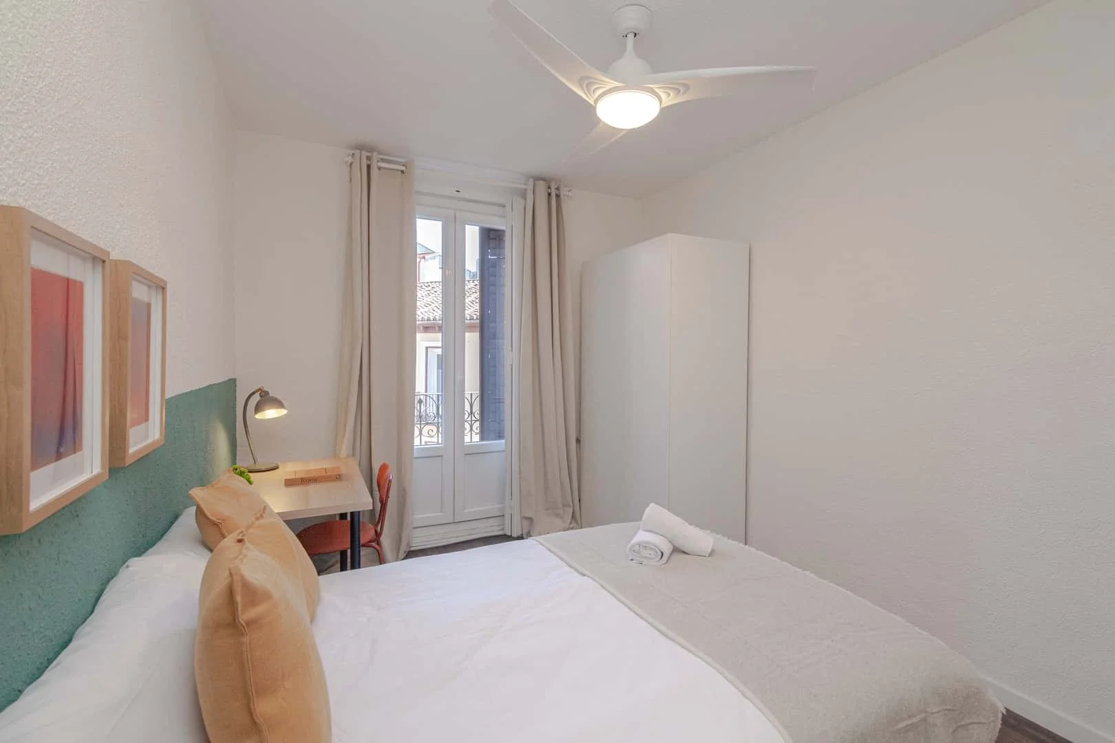 Habitación estudiantil luminosa y aireada con fácil acceso a la universidad en 